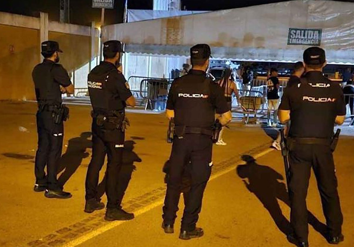 Agentes vigilando uno de los puntos de acceso al festival