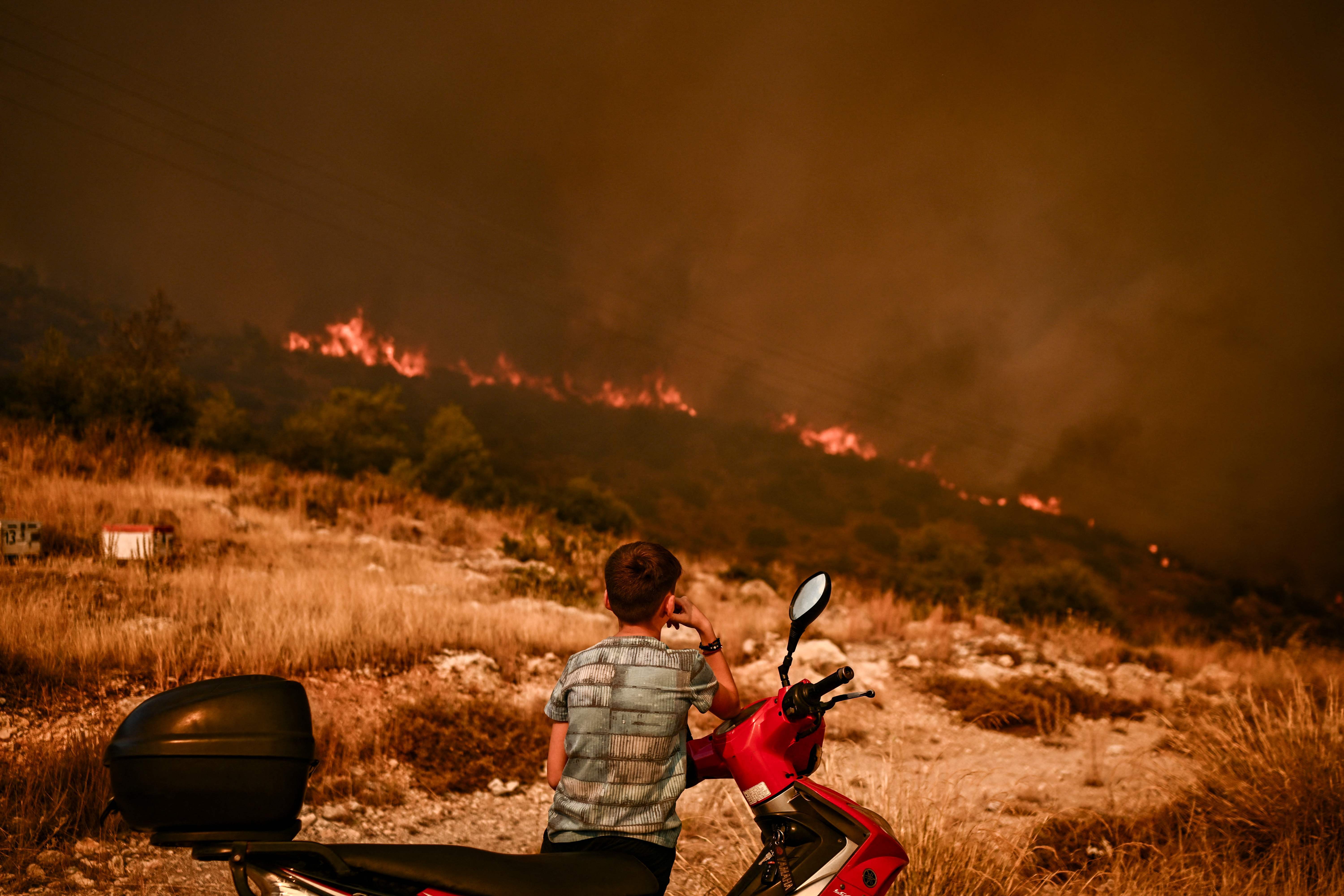 Un niño observando el incendio en Chasia, a las afueras de Atenas 