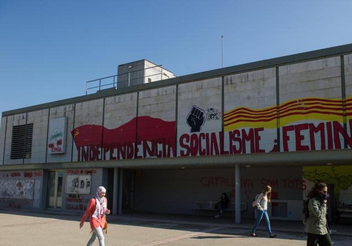 Pancarta reivindicativa del sindicato independentista SEPC en el campus de la Autónoma de Barcelona