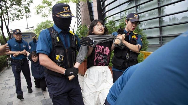 [media link]Estudiantes detenidos durante la manifestación en la embajada japonesa en Seúl, Corea del Sur