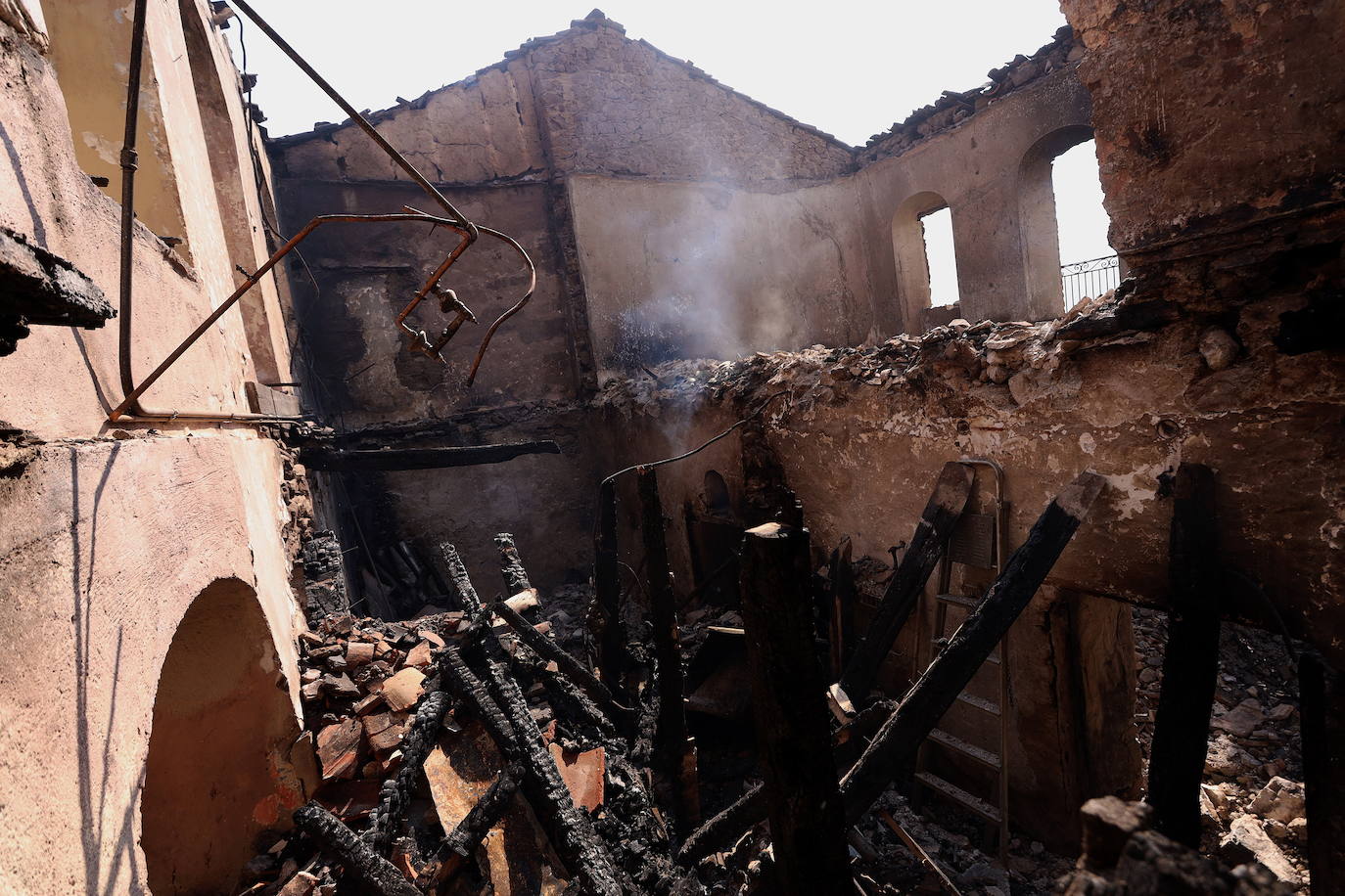 Un edificio dañado en el histórico monasterio de Hosios Loukas, incluido en la Lista del Patrimonio Mundial de la UNESCO en el área de Stiri, después de que estallara un incendio forestal en Viotia (Grecia)