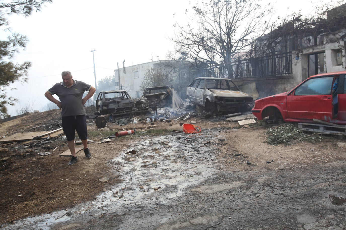 Un residente observa su propiedad quemada en la aldea de Agia Paraskevi (Grecia)