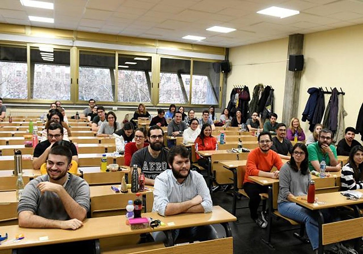 Un grupo de estudiantes de MIR examinándose