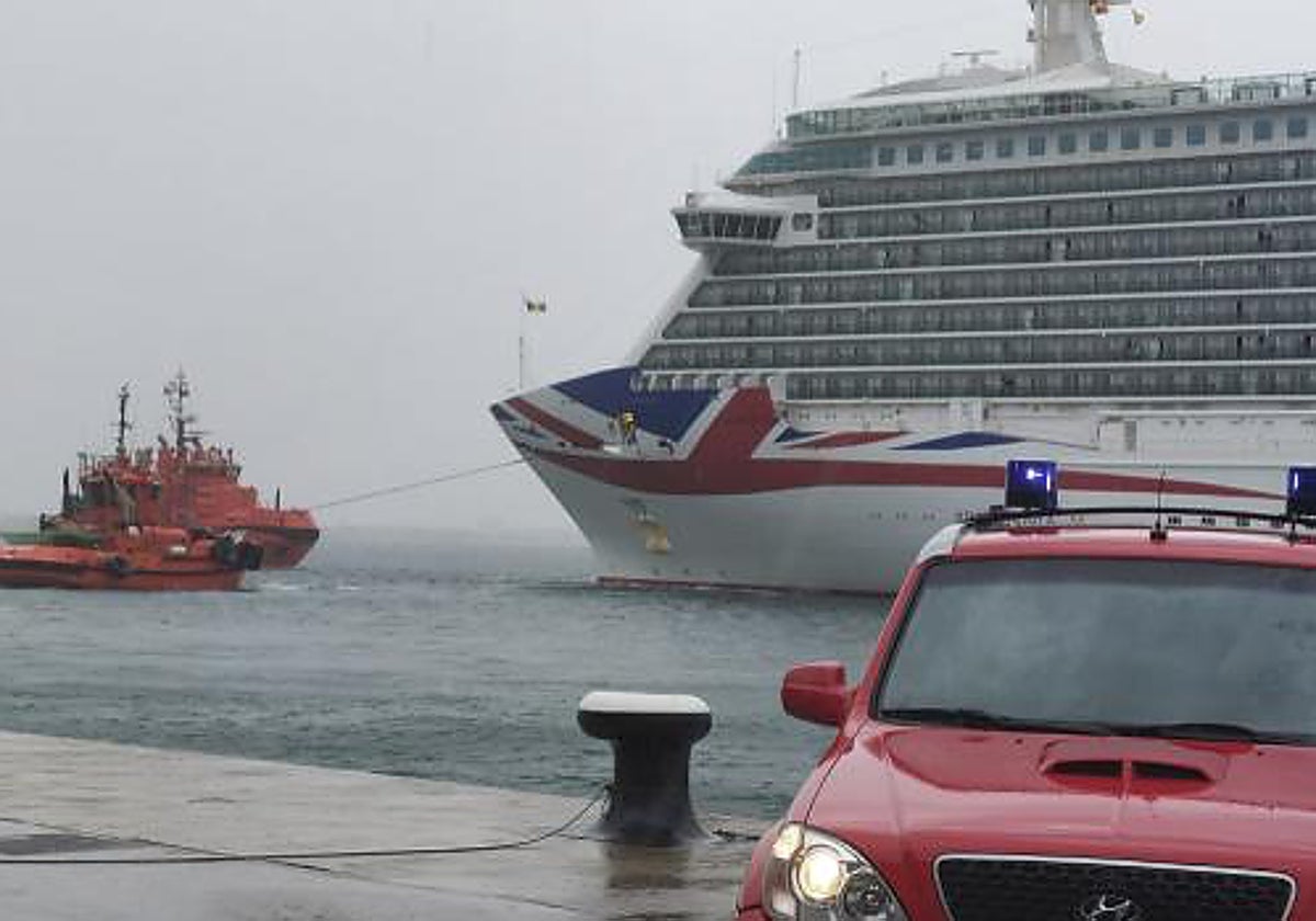 El crucero siendo remolcado después del impacto
