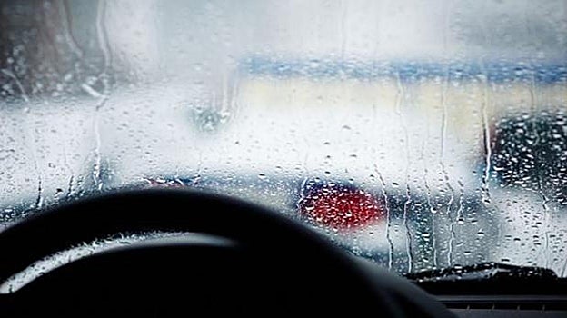 Seis consejos básicos por si la lluvia fuerte te pilla conduciendo: ¿Qué debes hacer?