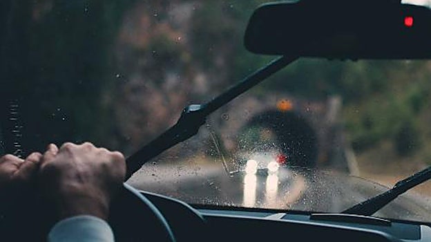 Seis consejos básicos por si la lluvia fuerte te pilla conduciendo: ¿Qué debes hacer?