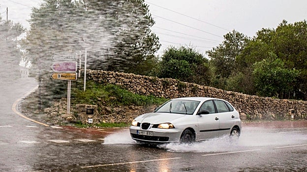 Seis consejos básicos por si la lluvia fuerte te pilla conduciendo: ¿Qué debes hacer?