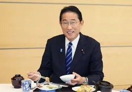 Sashimi de lubina y pulpo: el primer ministro de Japón come pescado de Fukushima tras el vertido