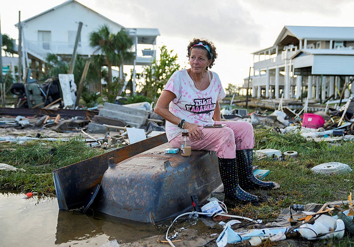 Jewell Baggett, de 51 años, sentada en una bañera entre los escombros de la casa construida por su abuelo, donde creció y vivieron tres generaciones de su familia, y que el huracán Idalia ha reducido a escombros