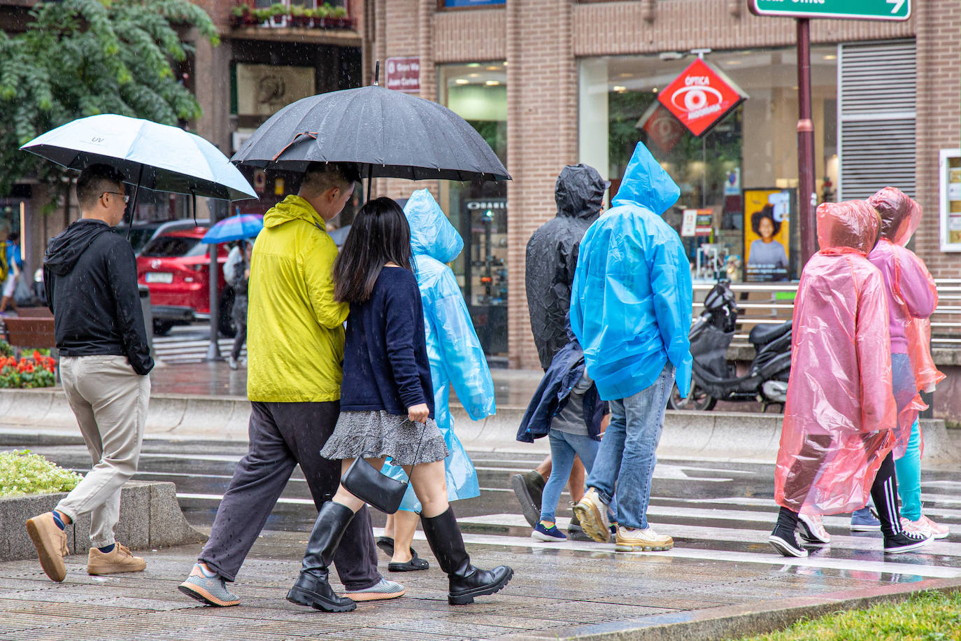 La gente se protege con paraguas de la lluvia, este sábado en Logroño