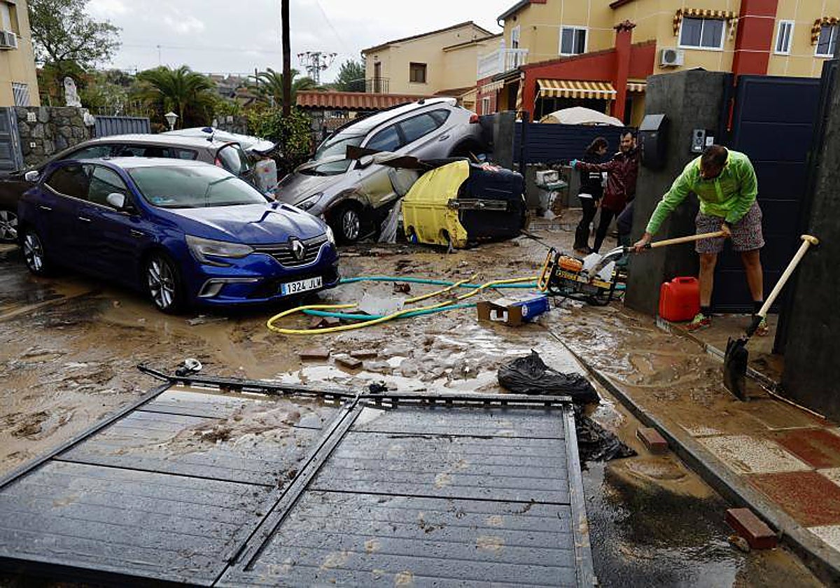 Tareas de limpieza en El Álamo (Comunidad de Madrid) una de las zonas más afectadas