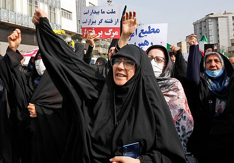 Mujeres iraníes en manifestaciones tras la muerte de Mahsa Amini por no llevar bien el velo