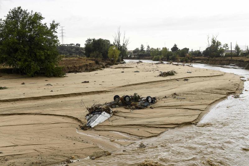 Así ha quedado un coche arrastrado por el agua en Aldea del Fresno (Madrid)