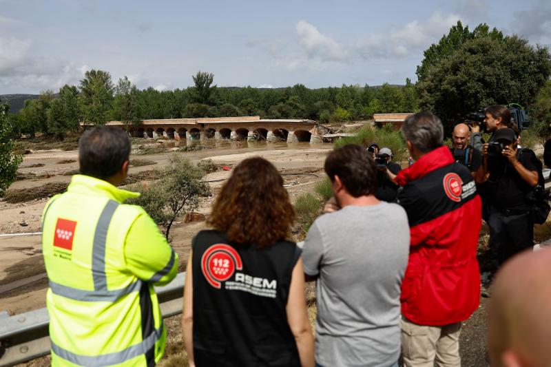 La presidenta de la Comunidad de Madrid, Isabel Díaz Ayuso (segunda a la izquierda, de espaldas), ha acudido este lunes al puesto de mando avanzado habilitado por la ASEM 112 en la localidad madrileña de Aldea del Fresno