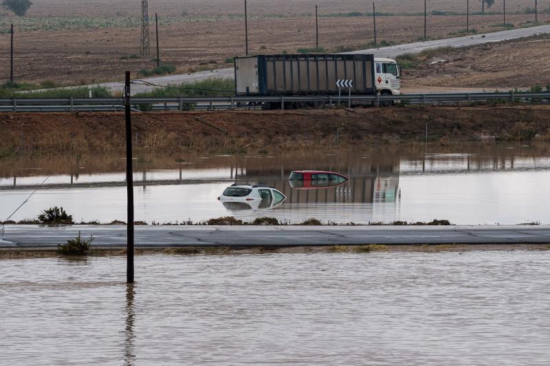 Vista de los daños provocados por la lluvias en el kilómetro 117 de la A40 en Bargas (Toledo), este lunes.