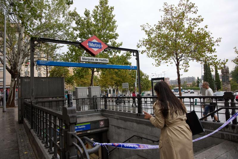 Uno de los accesos a la parada de Metro de la estación de  Marqués de Vadillo, bloqueada por la entrada de agua