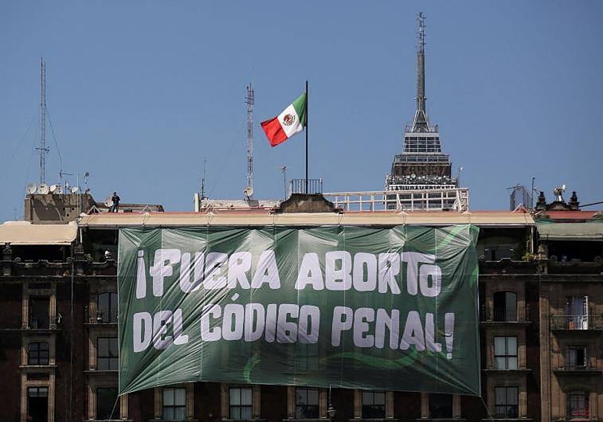 Una pancarta pide en México sacar el aborto del Código Penal
