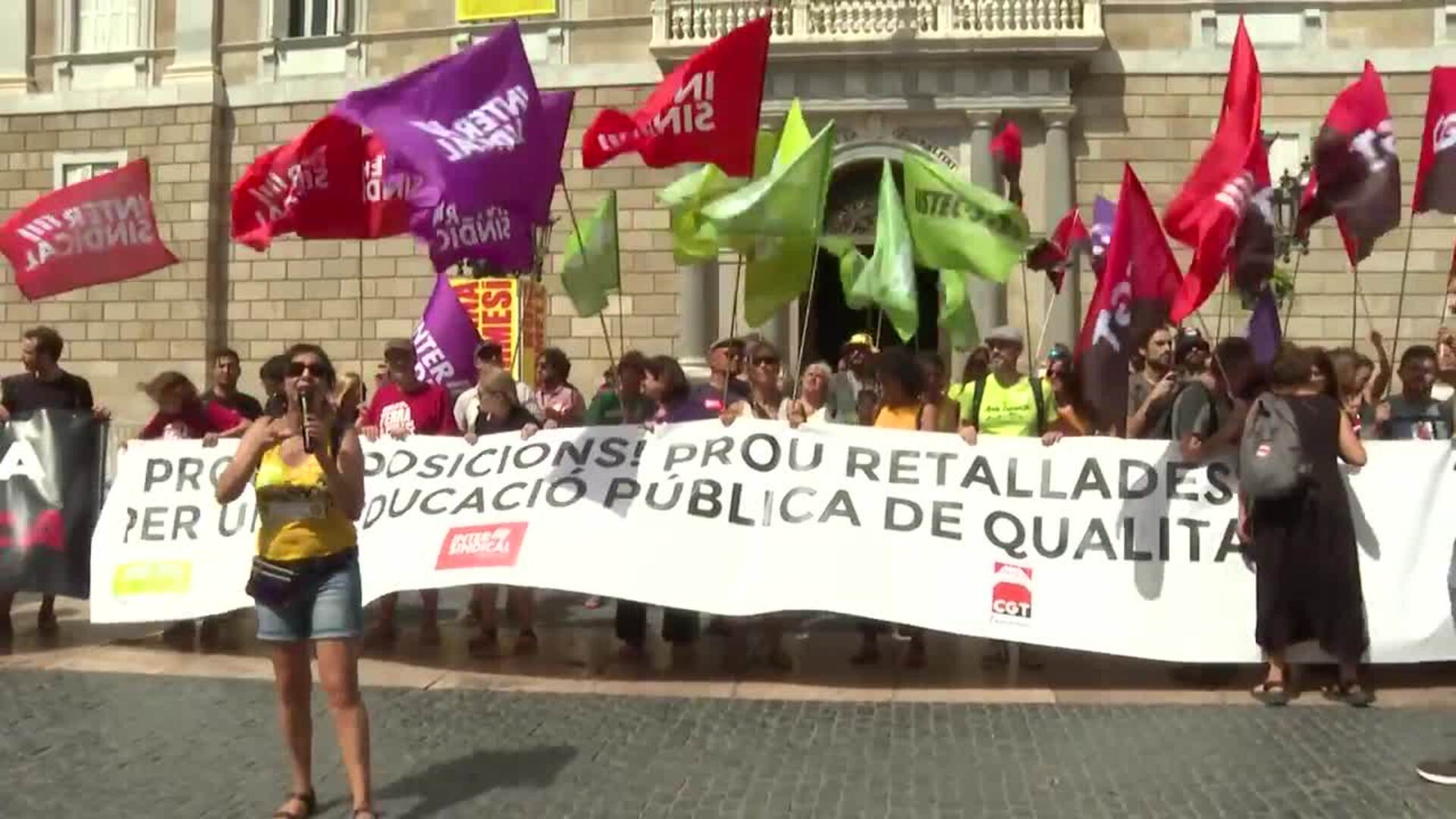 Unos Docentes Se Manifiestan En Barcelona Ante La Regresi N De La