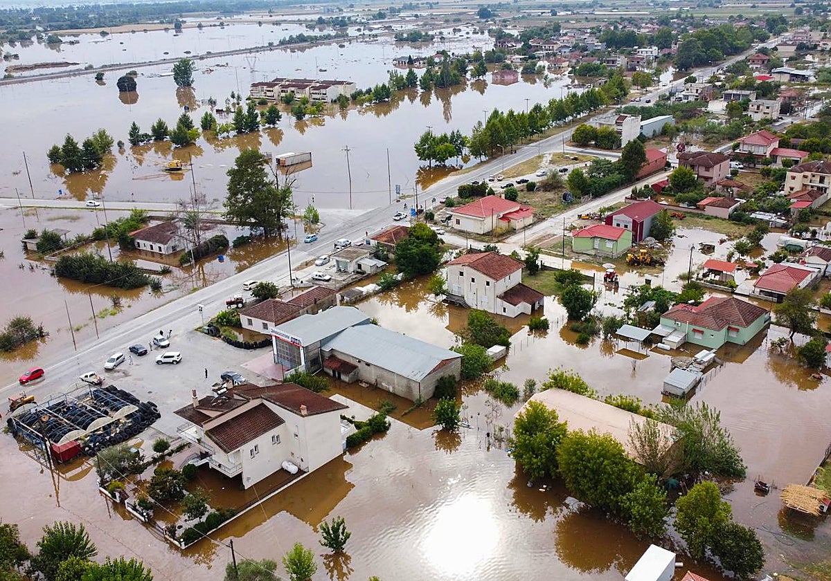Una vista aérea tomada muestra el pueblo inundado de Farkadona, cerca de la ciudad de Karditsa, Grecia central