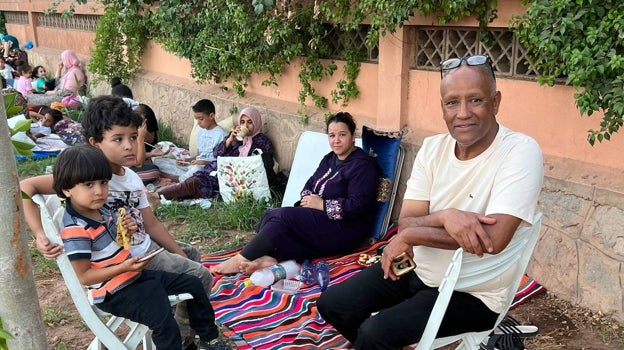 Varias familias aguardan al aire libre ante posibles réplicas del seísmo que azotó Marruecos