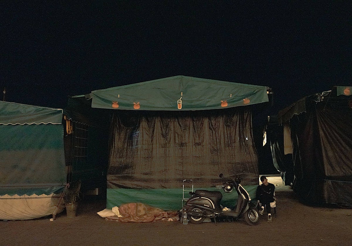 Un hombre junto a su tienda para poder pasar la noche después del terremoto en Marrakech