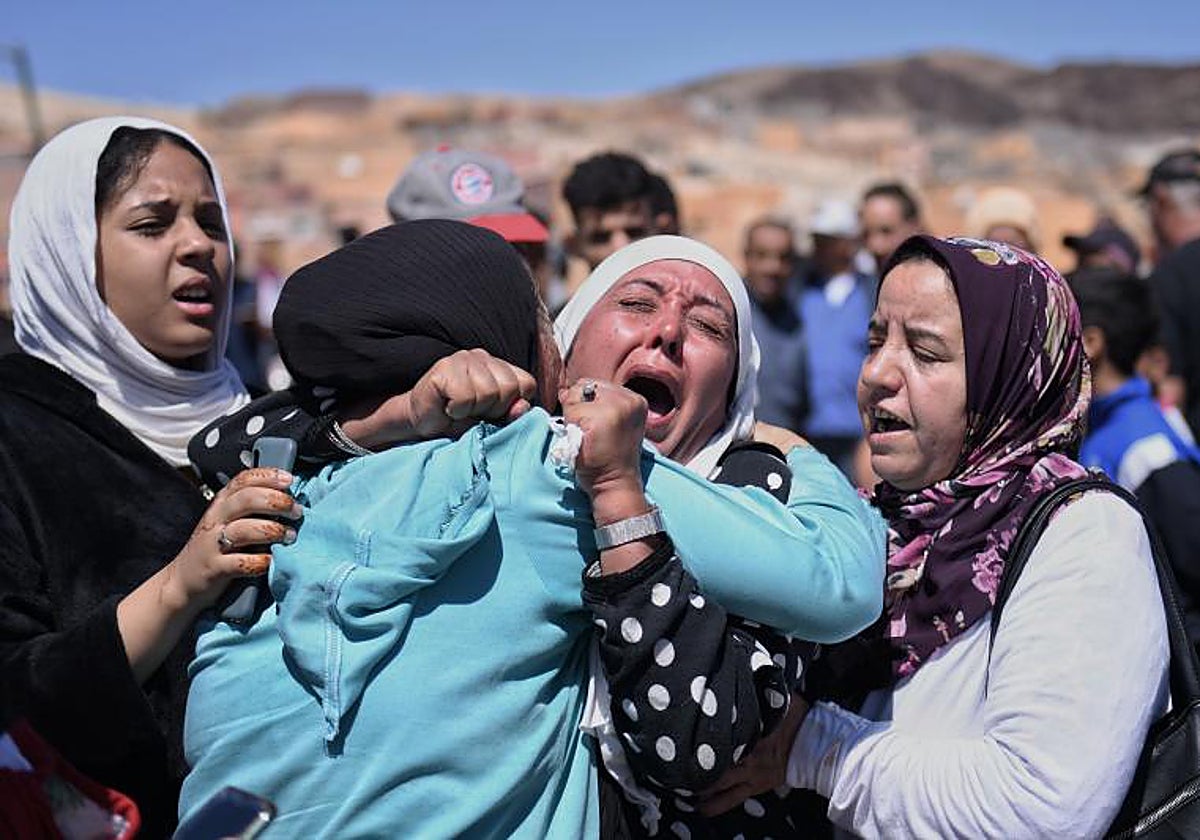 Unas mujeres lloran la pérdida de sus seres queridos en Moulay Brahim, provincia de Al Haouz (Marruecos)