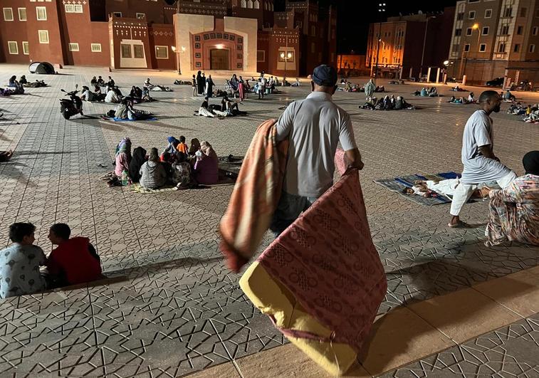 Varias personas duermen en la calle tras el terremoto que ha sacudido Marruecos