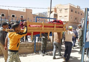 Los jóvenes marroquíes lideran la ayuda humanitaria a la espera del Gobierno