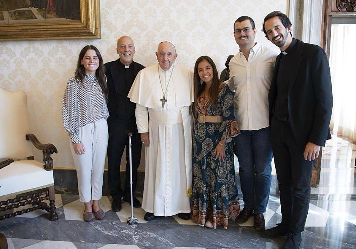 Los jóvenes de Hakuna  y José Pedro Manglano (segundo por la izquierda), junto al Papa Francisco en el Vaticano