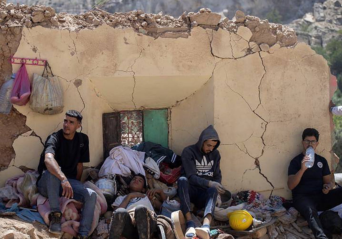 Una familia de supervivientes se refugia junto a un edificio dañado por el terremoto en Targa, Marrakech
