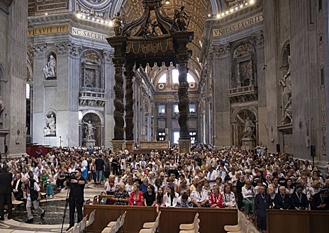 Imagen secundaria 1 - Arriba, un primer plano del arzobispo de Kiev, Sviatoslav Shevchuk. Debajo, dos imágenes de los fieles que se congregaron en la basílica a de San Pedro del Vaticano para la celebración de la eucaristía con los obispos ucranianos