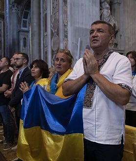 Imagen secundaria 2 - Arriba, un primer plano del arzobispo de Kiev, Sviatoslav Shevchuk. Debajo, dos imágenes de los fieles que se congregaron en la basílica a de San Pedro del Vaticano para la celebración de la eucaristía con los obispos ucranianos