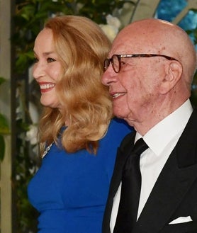 Imagen secundaria 2 - En la imagen superior, Rupert Murdoch junto a su hijo Lachlan, quien ahora le sucede, en una comparecencia en Adelaida (Australia). Debajo, a la derecha, junto a su novia, Ann Lesley Smith, y su cuarta mujer, la modelo y ex de Mick Jagger, Jerry Hall. 