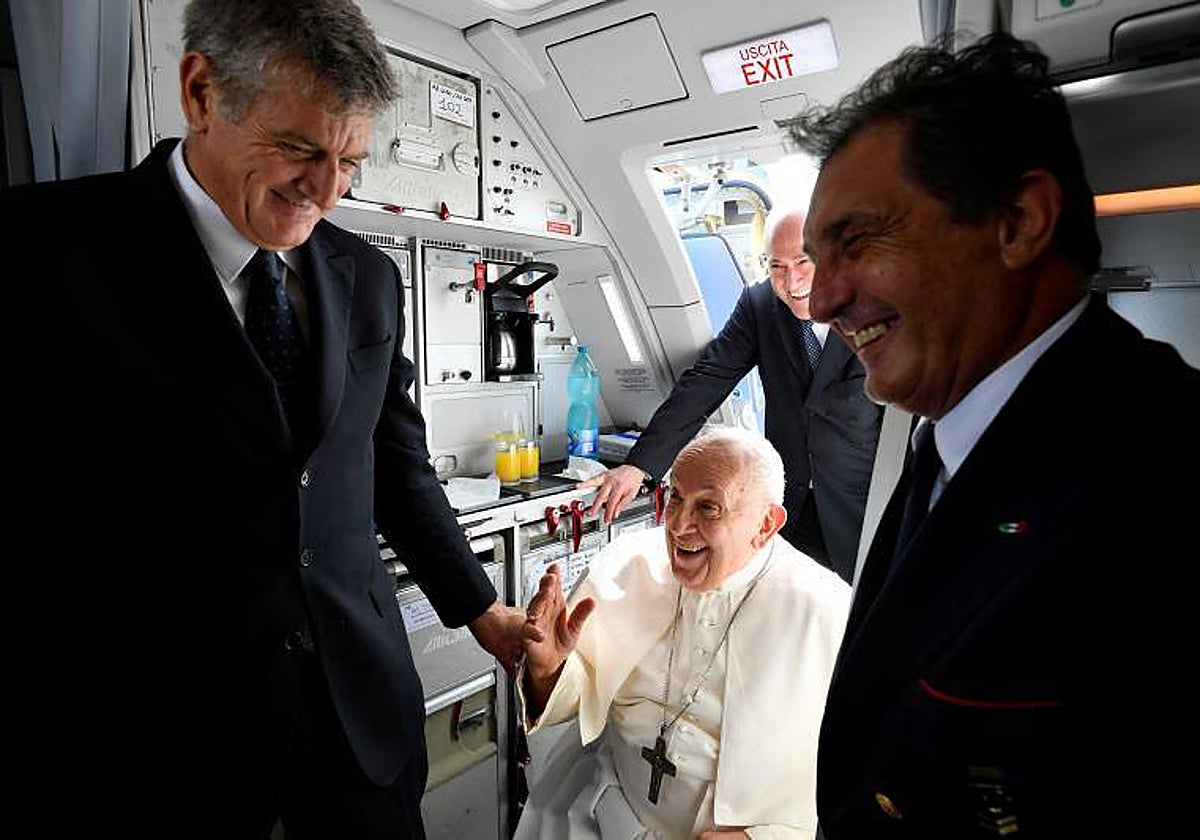 El Papa Francisco sube al avión que le ha llevado hasta Marsella (Francia)
