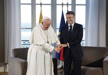El Papa se reúne con Macron y pide a Europa medidas para regular la entrada de emigrantes