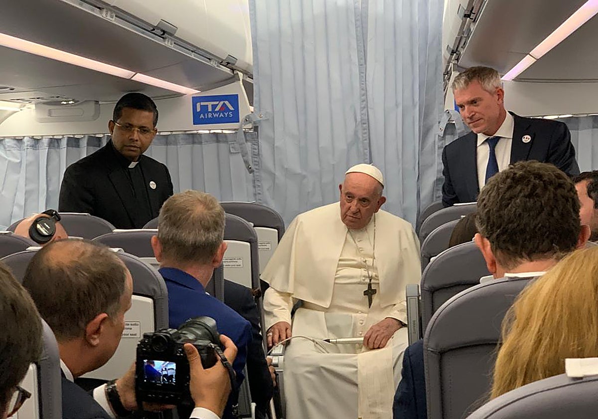 El Papa, durante el viaje de vuelta de Marsella a Roma, en el avión, conversando con los periodistas