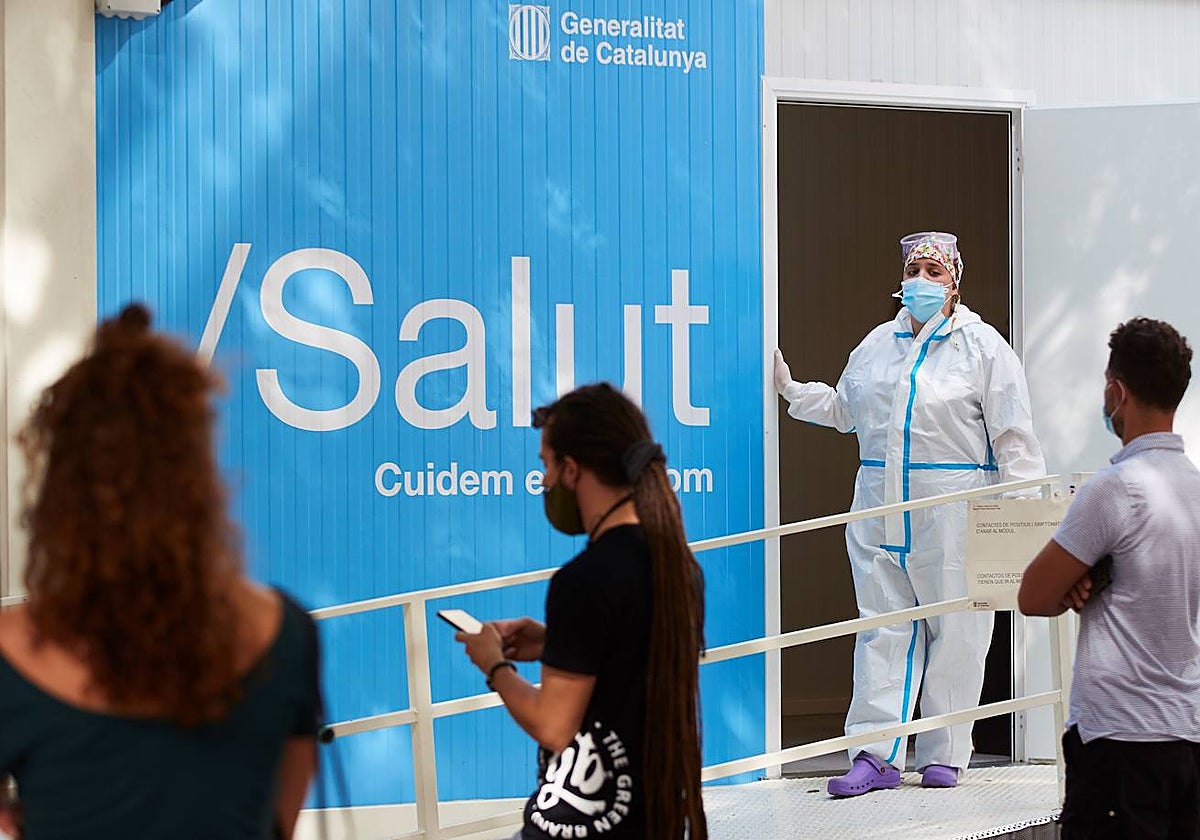Varias personas esperan frente a un centro de salud de Barcelona en una imagen de archivo