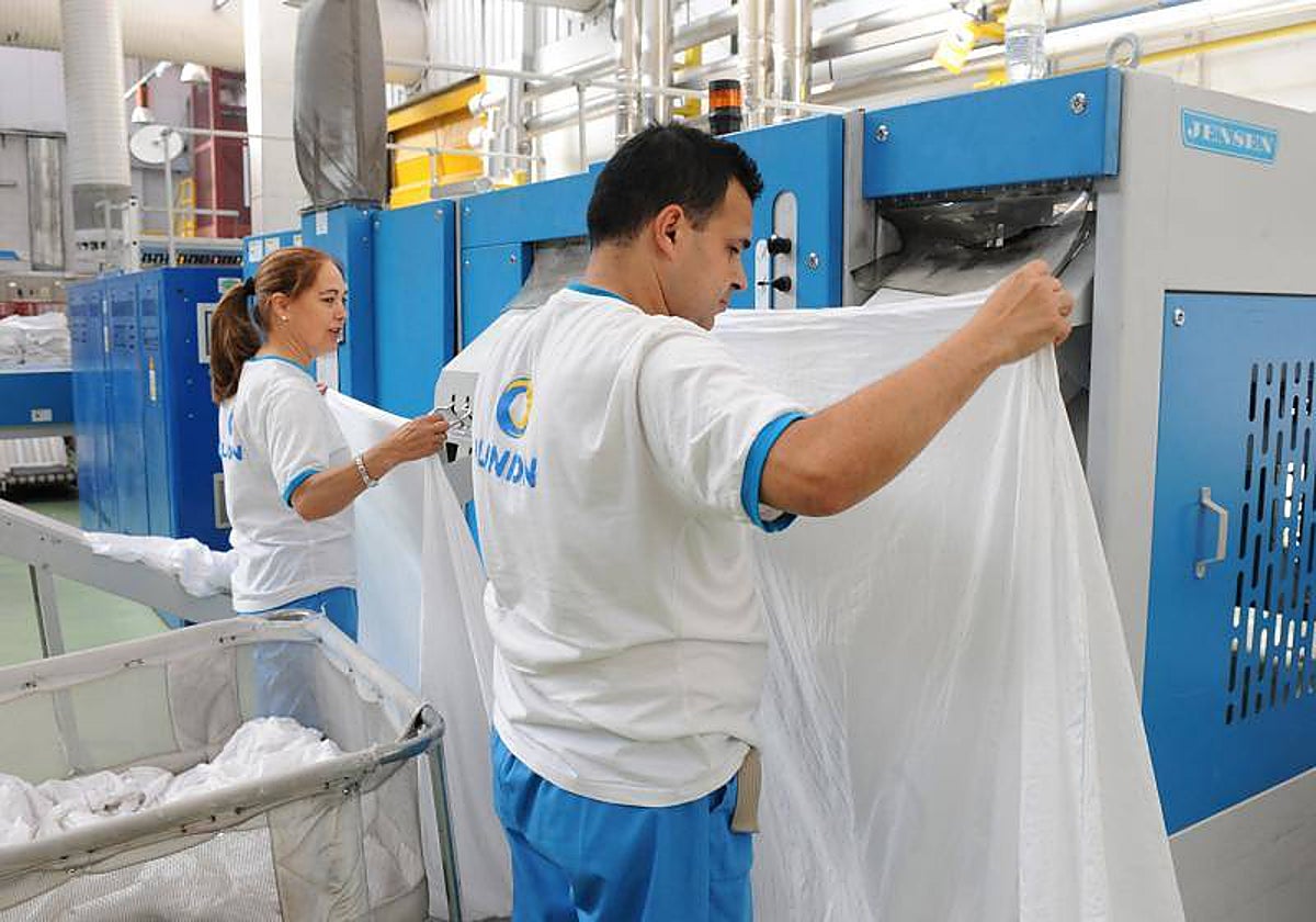 Trabajadores de la empresa Ilunion en una lavandería industrial