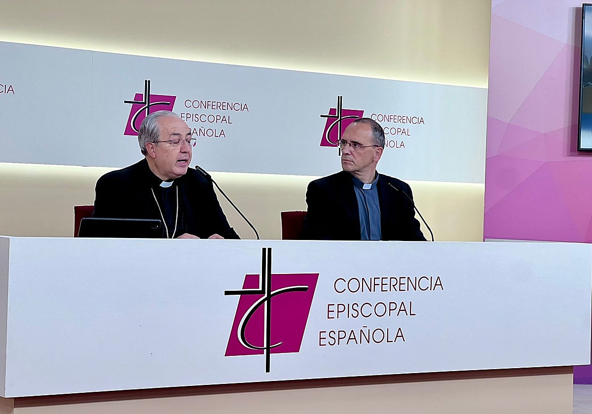 El portavoz de los obispos, García Magán, (a la izquierda) en un momento de la rueda de prensa