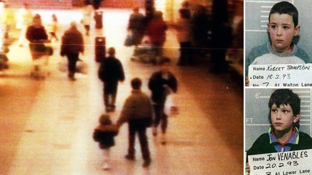 Captura de la cámara de seguridad que grabó a Thompson y Venables llevarse a James Bulger y que acaparó las portadas de los periódicos de los noventa
