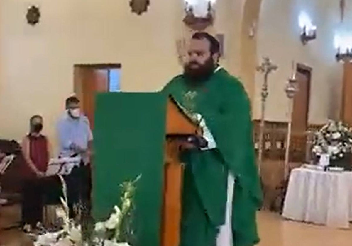 Francisco Javier, el sacerdote detenido, oficiando misa