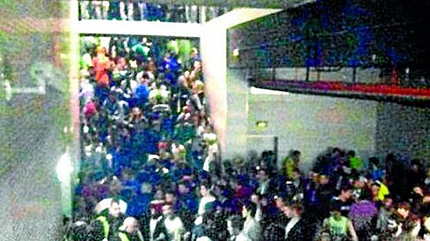 Una marea humana en uno de los accesos a la pista del Madrid Arena