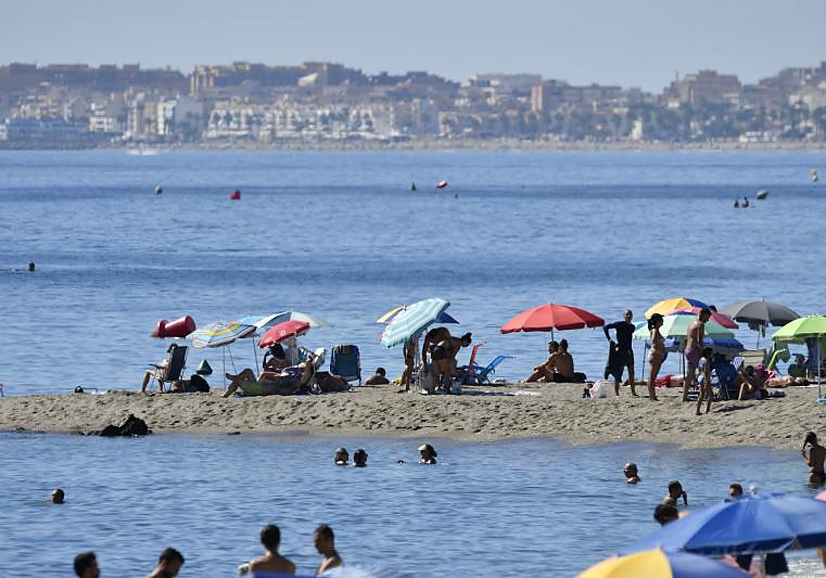 Varias personas en la playa de Aguadulce en Roquetas de Mar (Almería) el domingo 1 de octubre