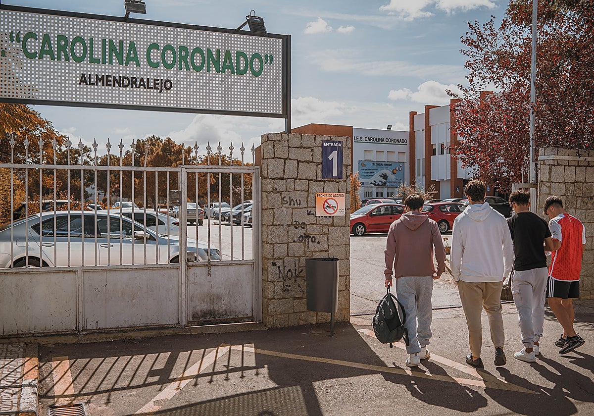 Adolescentes entran al IES Carolina Coronado de Almendralejo
