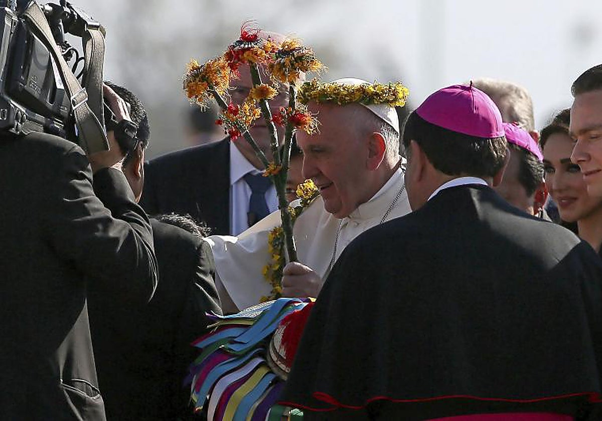 El Papa es recibido por una comunidad indígena en Chiapas, México, en 2016