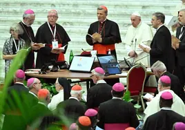 El Papa intenta calmar a liberales y conservadores para que no bloqueen discusiones del sínodo