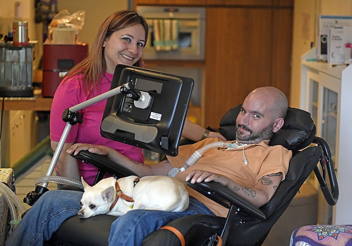 Jordi Sabaté, enfermo de ELA, posa para ABC junto a su mujer en su domicilio