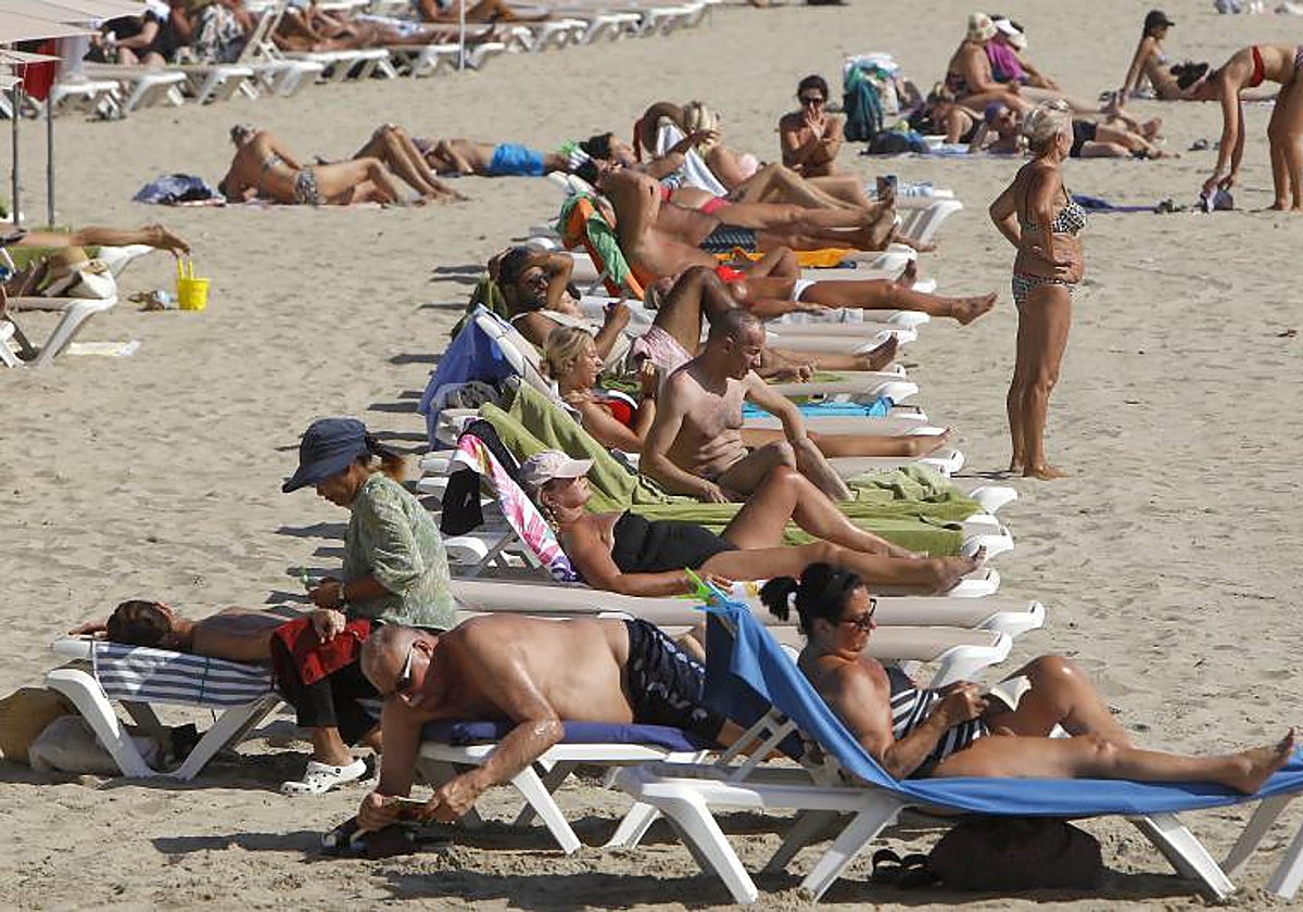 Personas en la playa, en Alicante