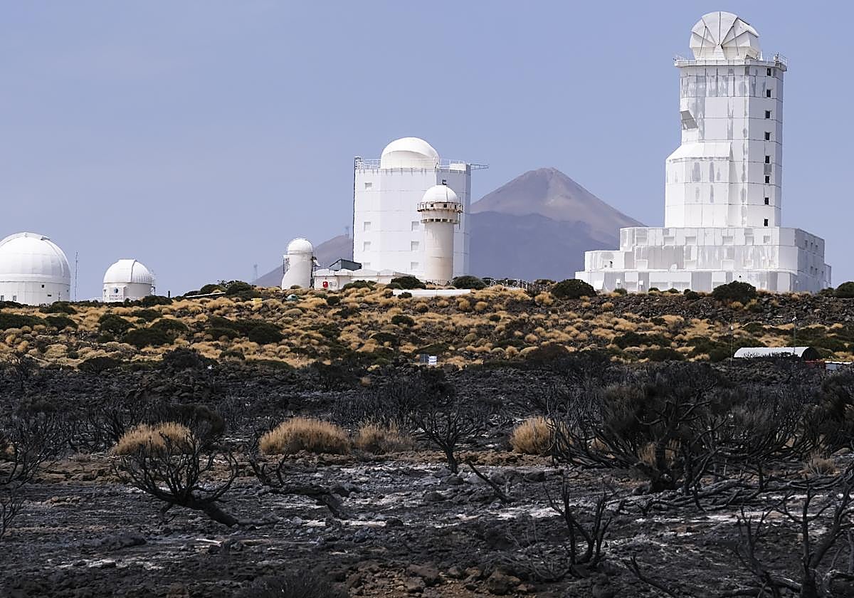 El observatorio del Teide, perteneciente al Instituto de Astrofísica de Canarias, después del paso del incendio forestal que afectó a la isla de Tenerife