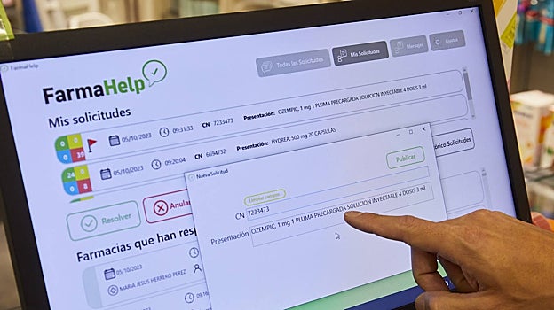Un farmacéutico usa FarmaHelp para localizar un medicamento